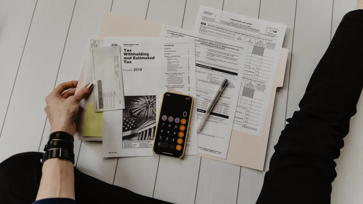 Persona organizando documentos y recibos para declarar impuestos