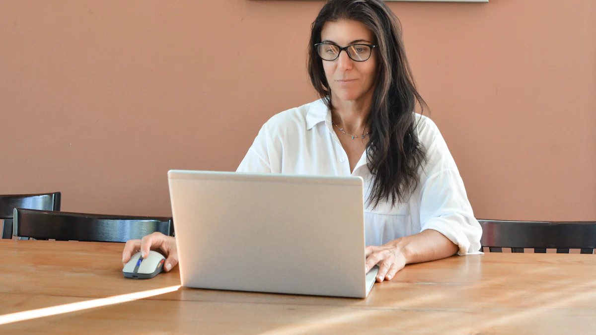 Trabajadora independiente revisando sus cuentas en la laptop