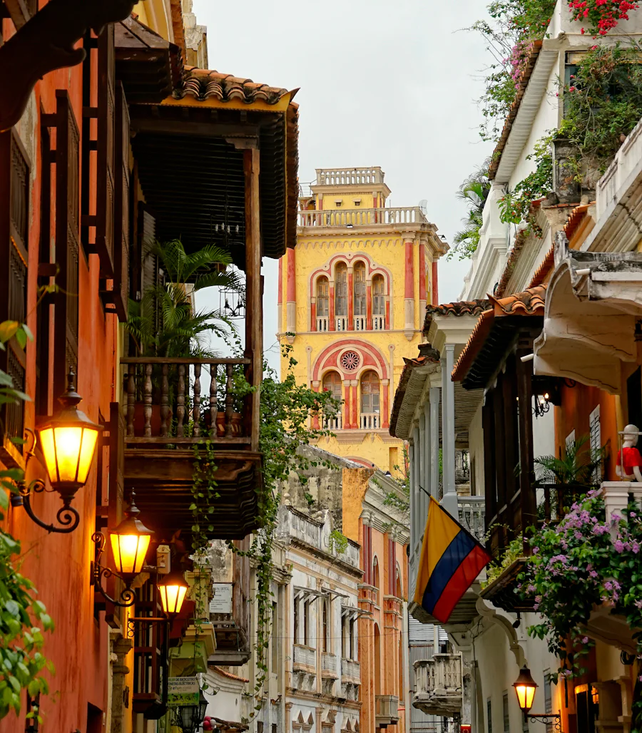 Calle colonial de Cartagena, Colombia, con la bandera colombiana