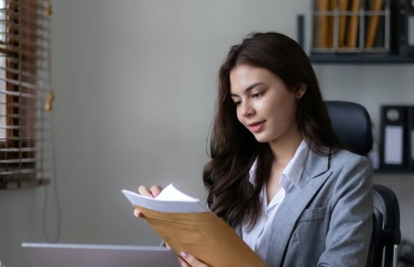 Profesional de Multiservicios Los Andes revisando documentos — Chicago IL
